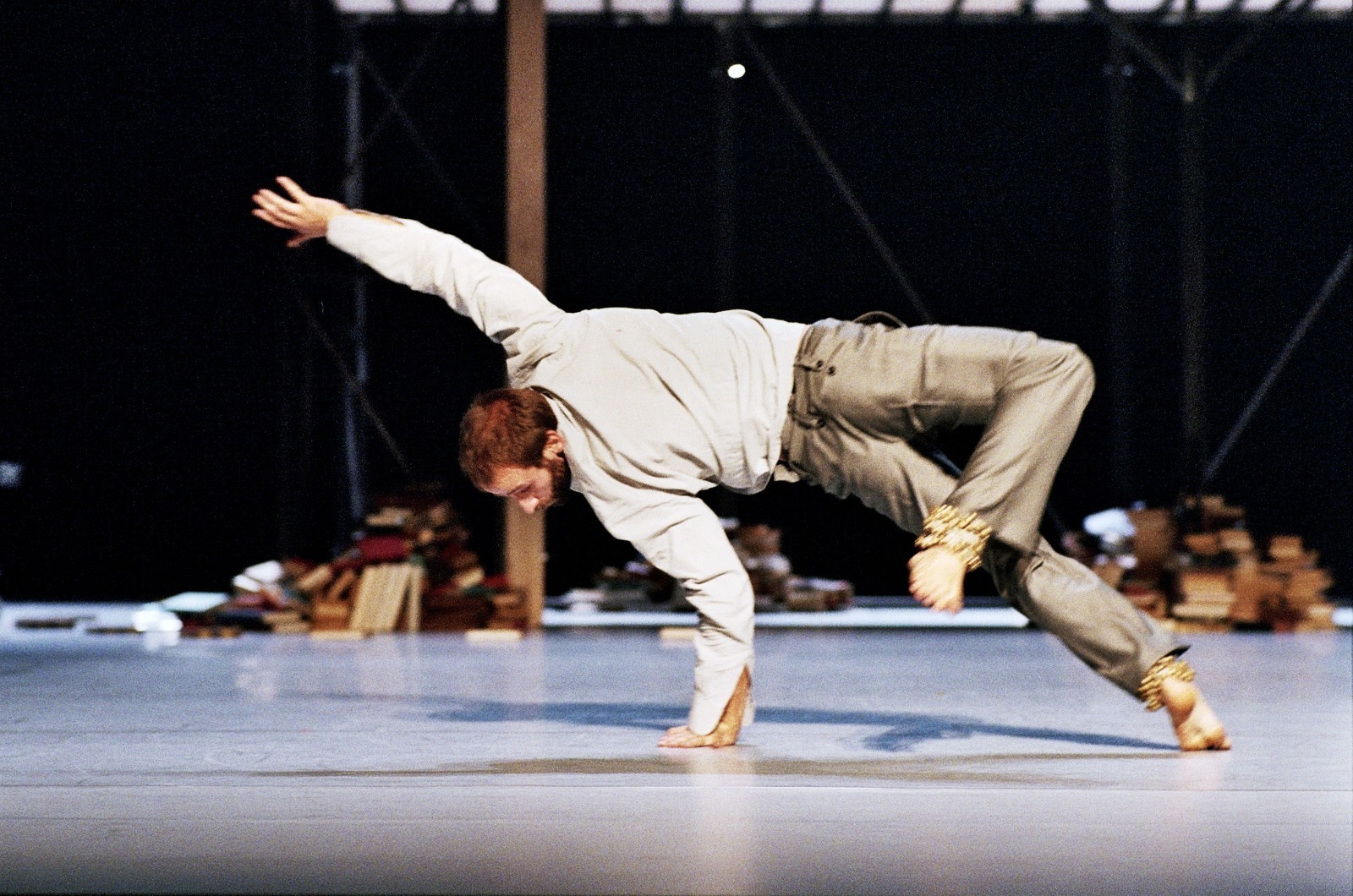 Sidi-Larbi-Cherkaoui_Apocrifu_solo-male-dancer_credit_Herman-Sorgeloos