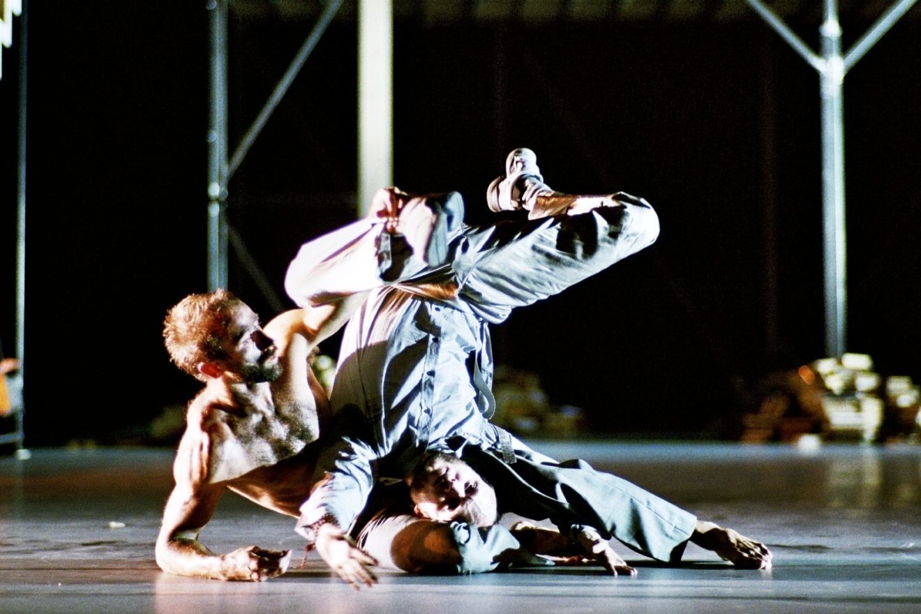 Sidi-Larbi-Cherkaoui_Apocrifu_duet-male-dancers_credit_Herman-Sorgeloos
